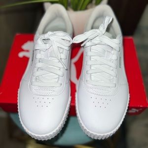 Women’s size7 White Pumas